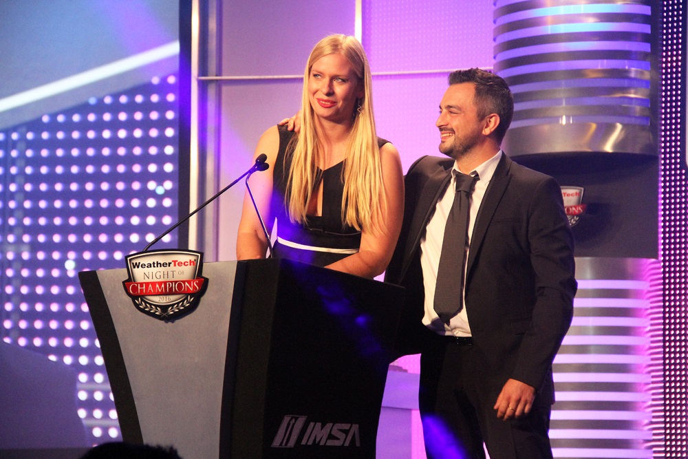 Christina Nielsen, sammen med Alessandro Balzan, holder tale som vinder af GTD mesterskabet
(Foto: Jan Kaiser)